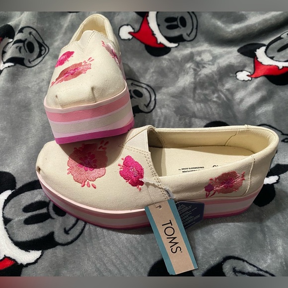 TOM’S Alpargata Platform Pink Poppies Shoes
Women's size 5 NWT for Spring - Picture 2 of 6